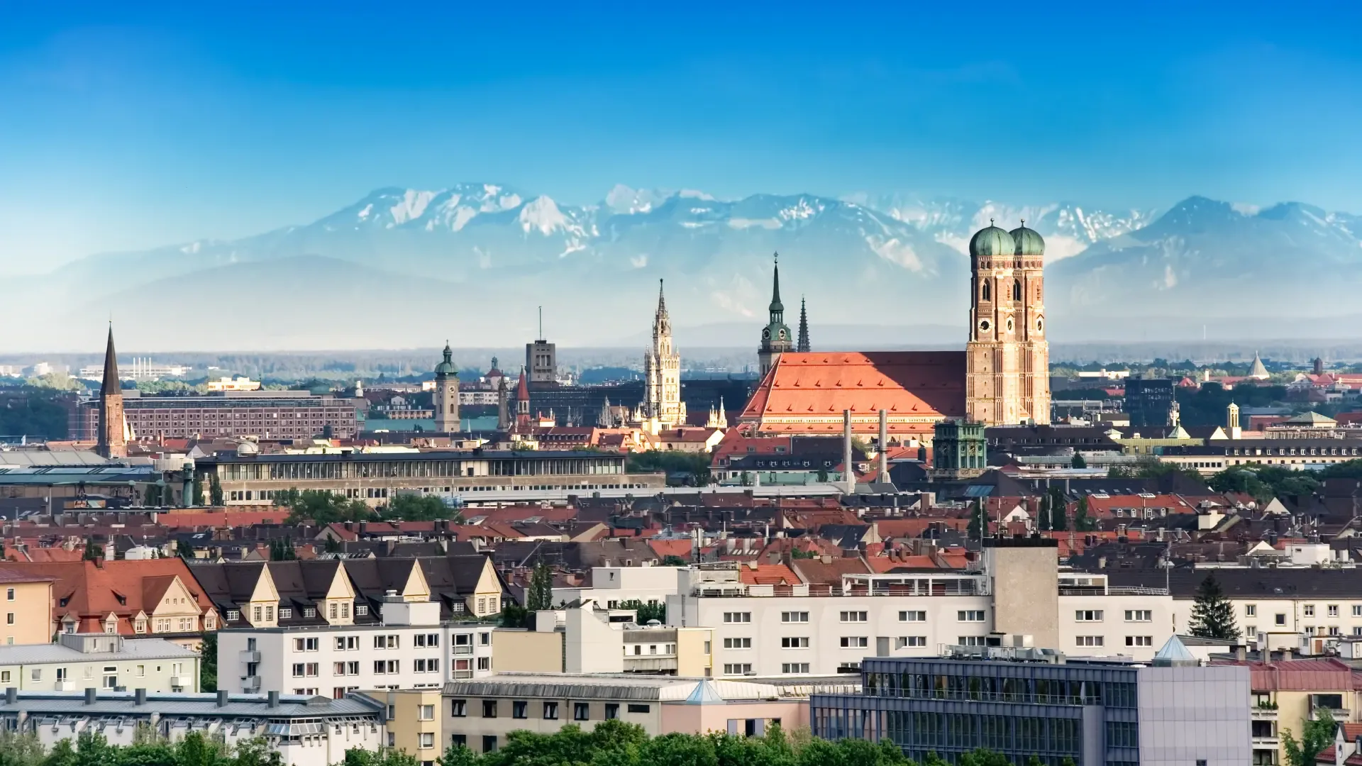 Blick über München mit Frauenkirche und Alpenkette